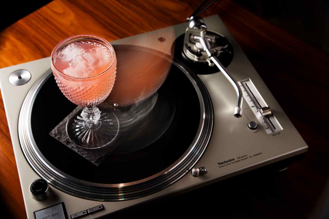 stk bebida rosa toca discos