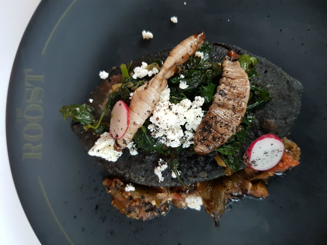 Tlacoyo con gusano de maguey