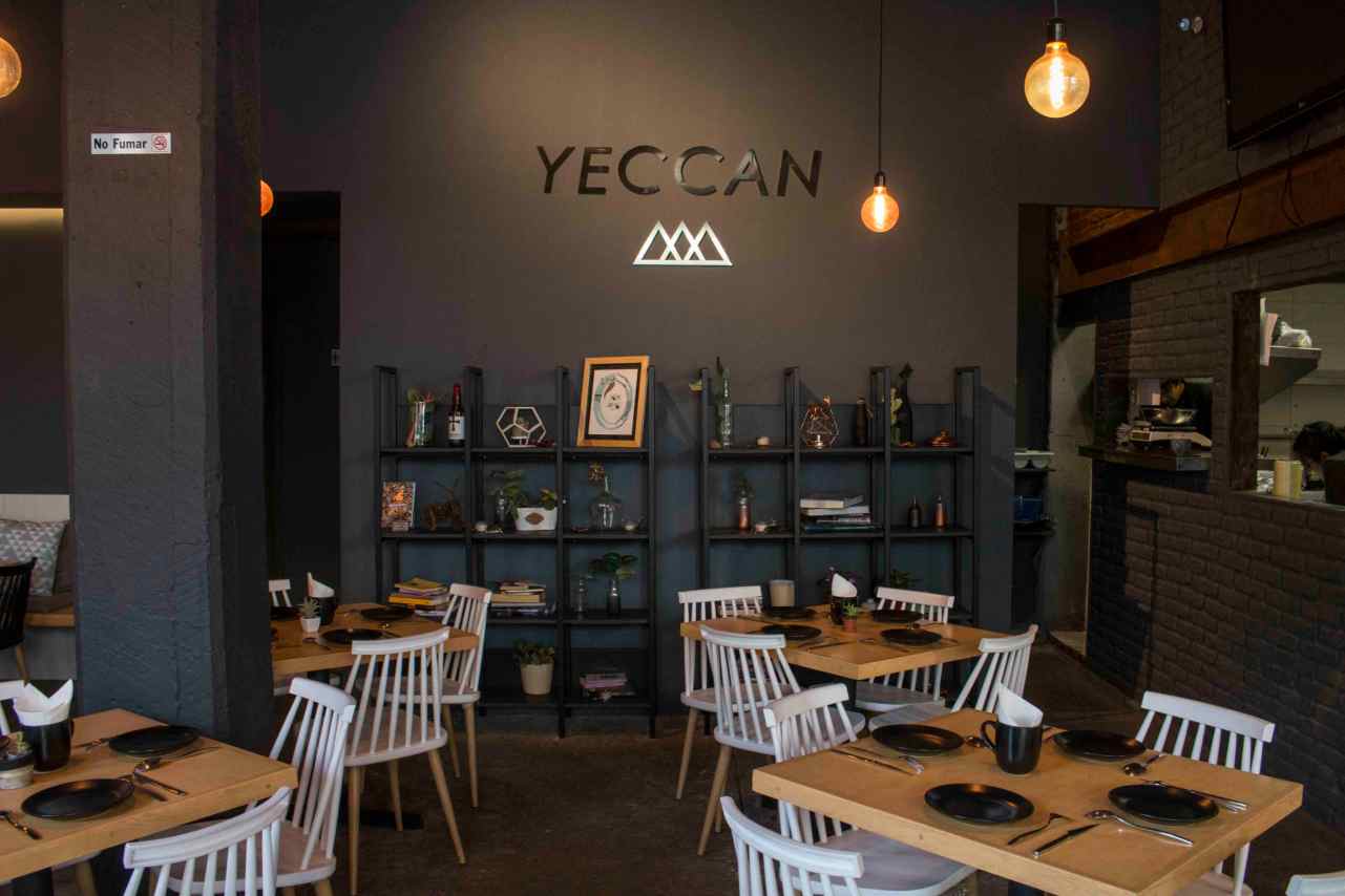 yeccan logo restaurante fachada