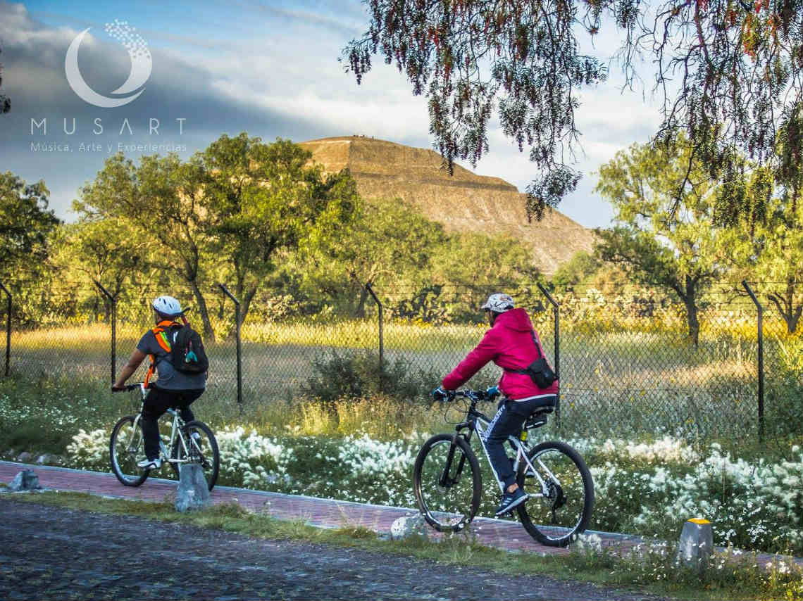 Cine de terror, picnic y camping en Teotihuacán con tour en bici