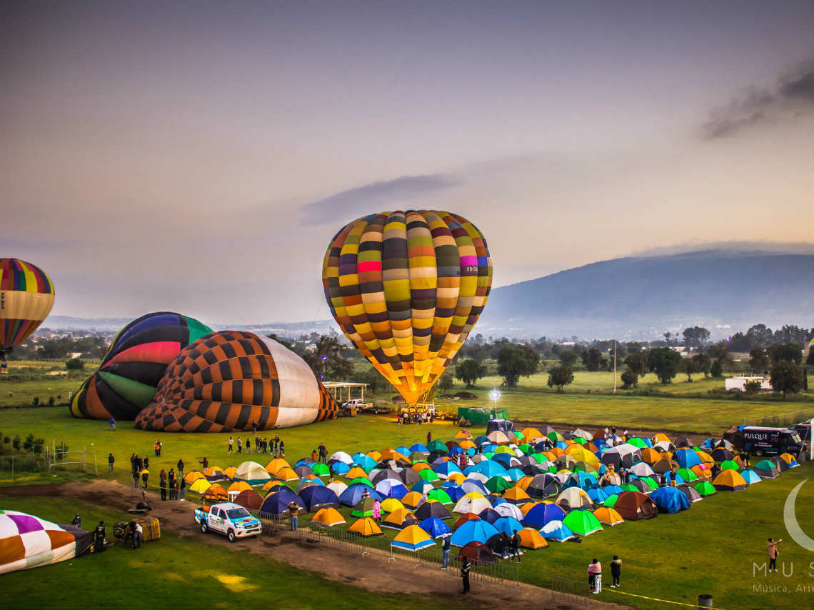 Cine de terror, picnic y camping en Teotihuacán con vuelo en globo