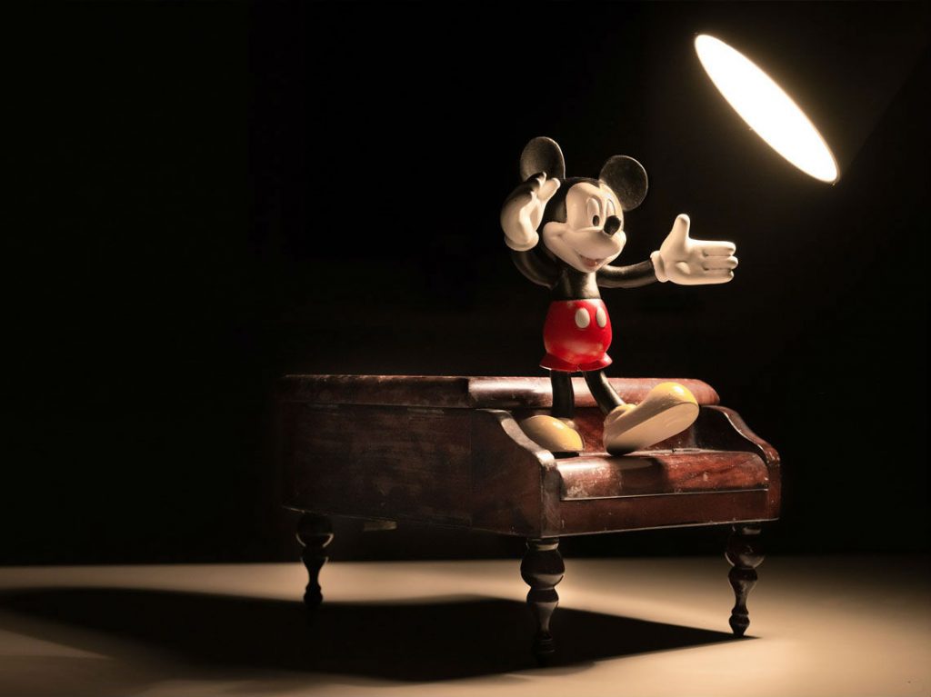 Exhibición por los 91 años de Mickey Mouse figura de piano