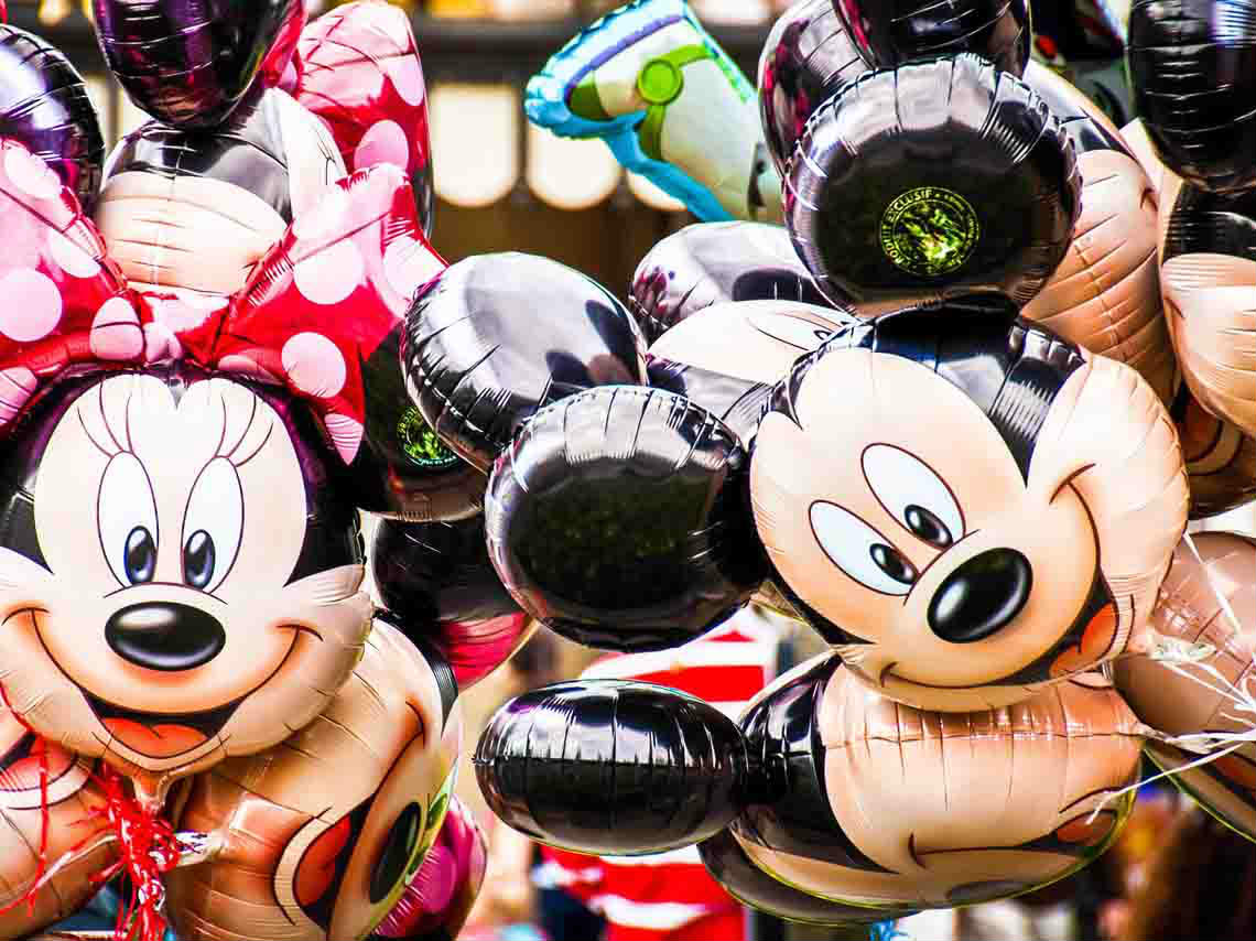 Exhibición por los 91 años de Mickey Mouse globos en toreo