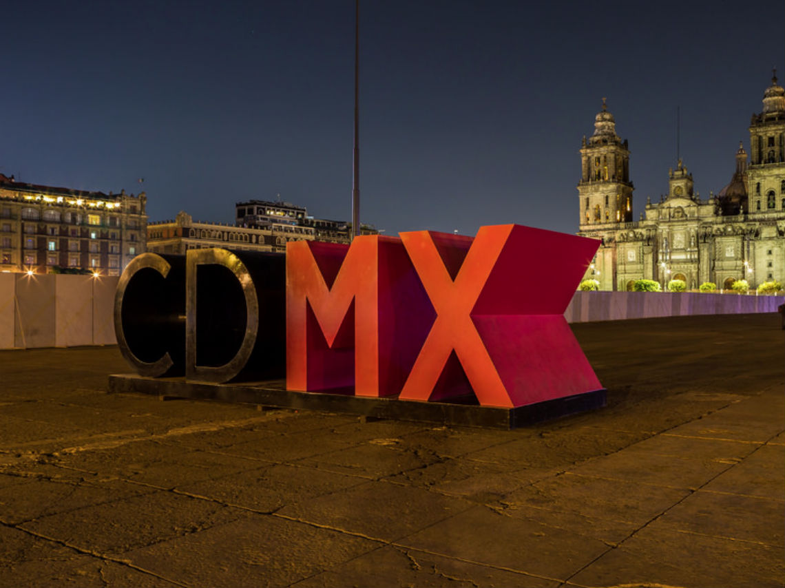fiesta-nocturna-en-el-centro-historico-plancha-del-zocalo