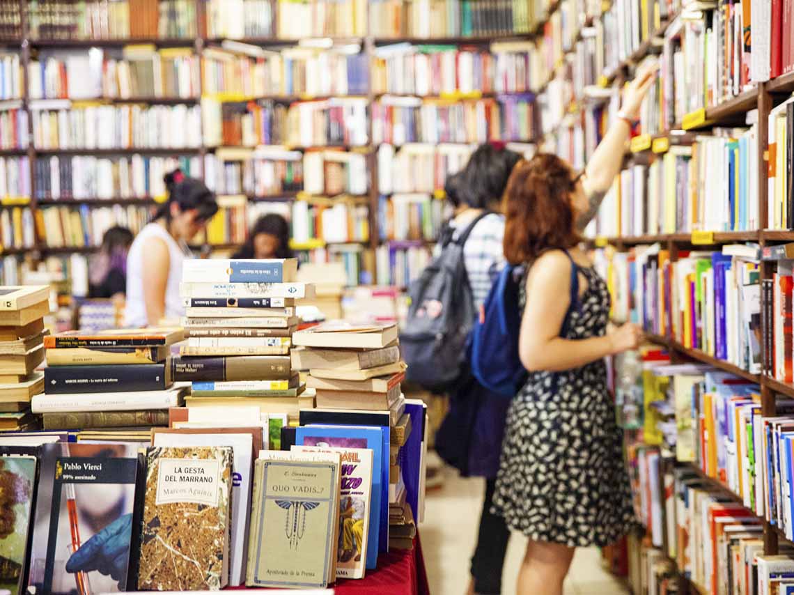 ¡Venta de libros, cerveza y mezcal en Casa Almadía!