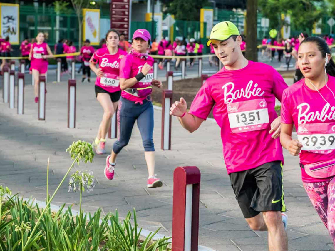 Segunda Carrera Barbie Run caminata en pareja