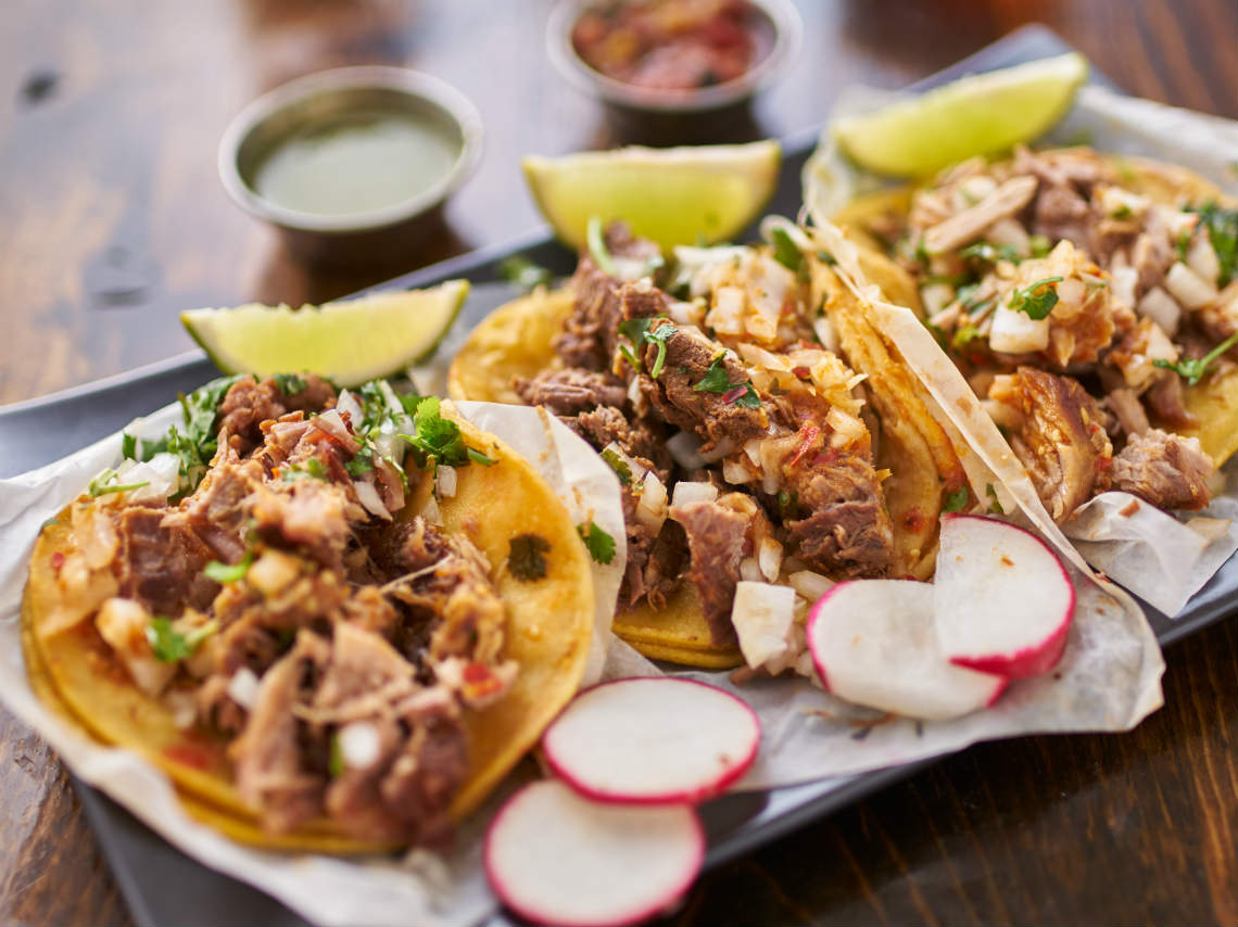 Tacos ilimitados por menos de 50 pesos, ¡también hay quesadillas!