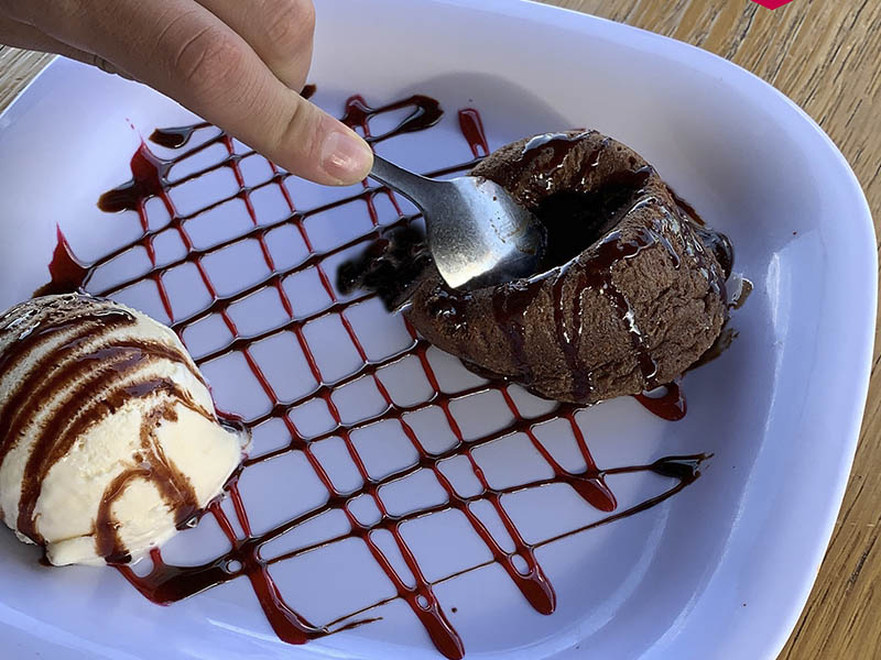 Volcán de chocolate con helado de vainilla