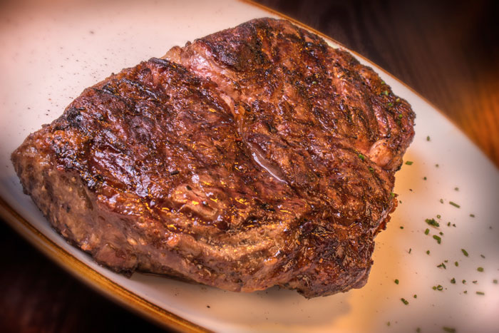 Cortes de carne, vino y un manjar de mariscos en este restaurante