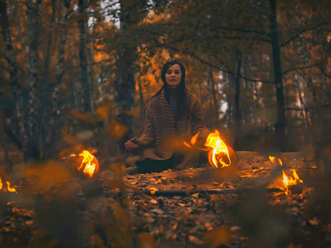 Campamento de Brujas en bosque encantado