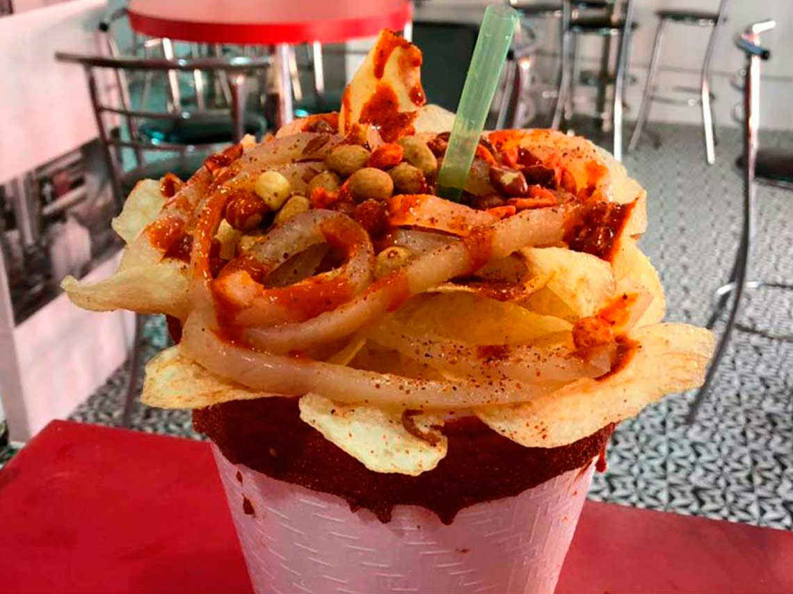 Feria de la Michelada en Ecatepec con papas y cueritos