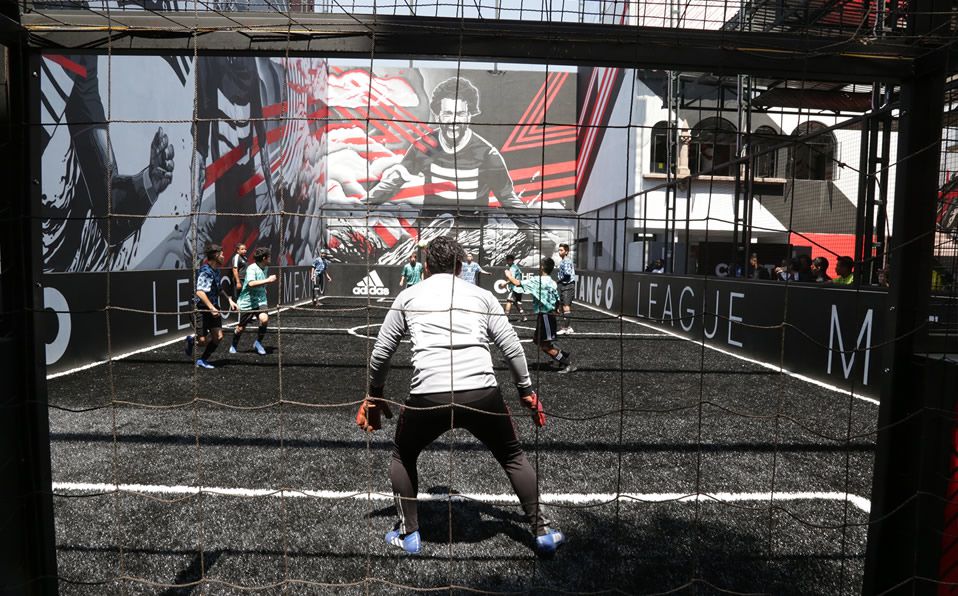 Imagen de divertido juego de Futbol en la cancha de Tango Court