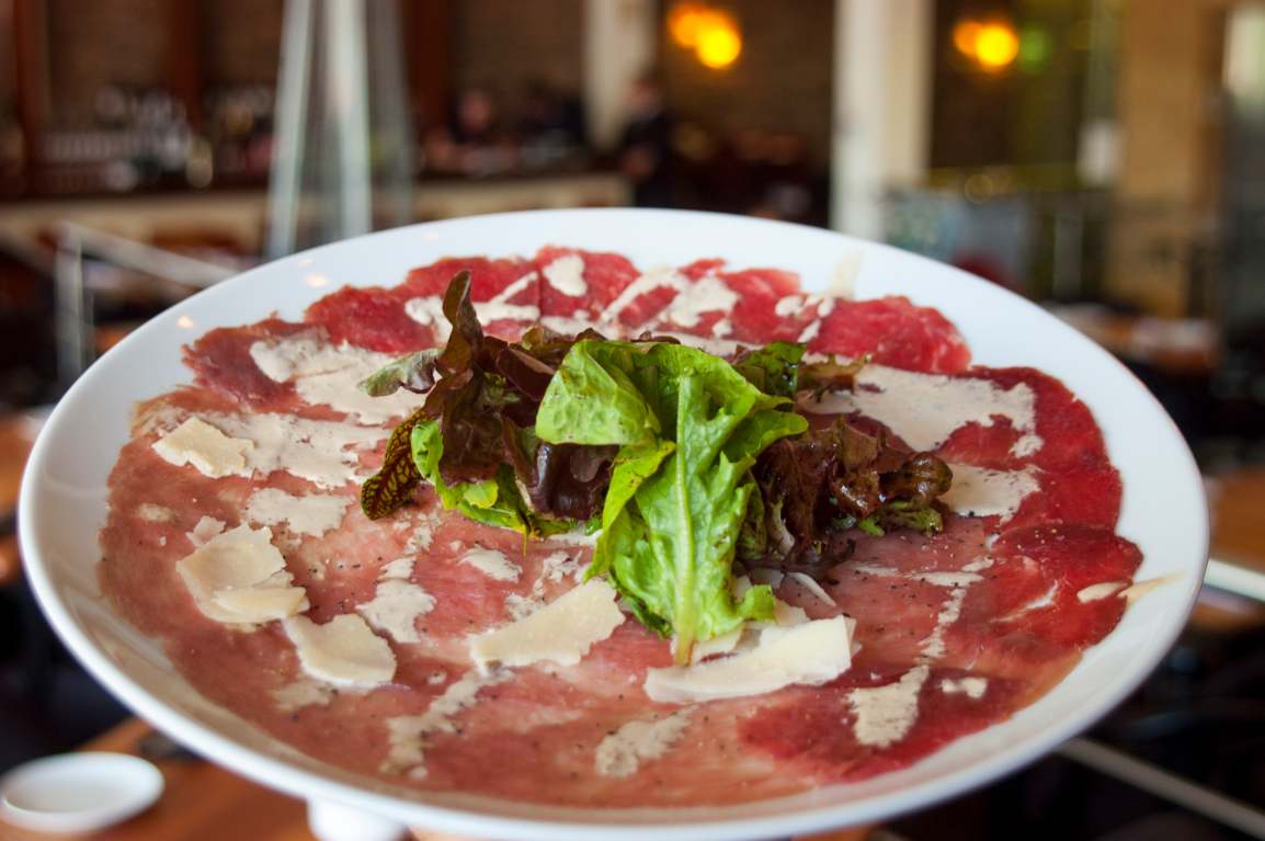 carpaccio de res con aderezo