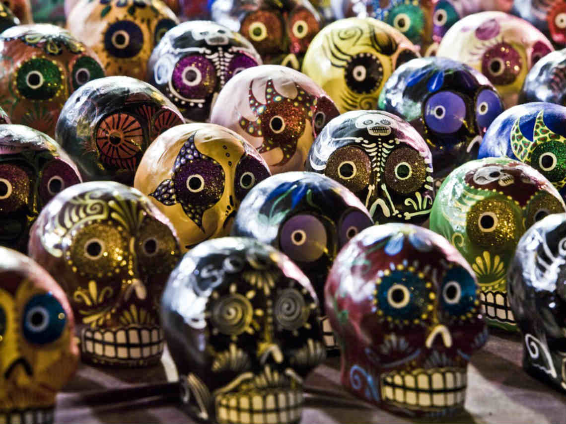 Festival Intercultural México calacas coloridas