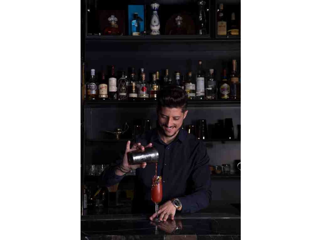 handshake bartender coctel rojo