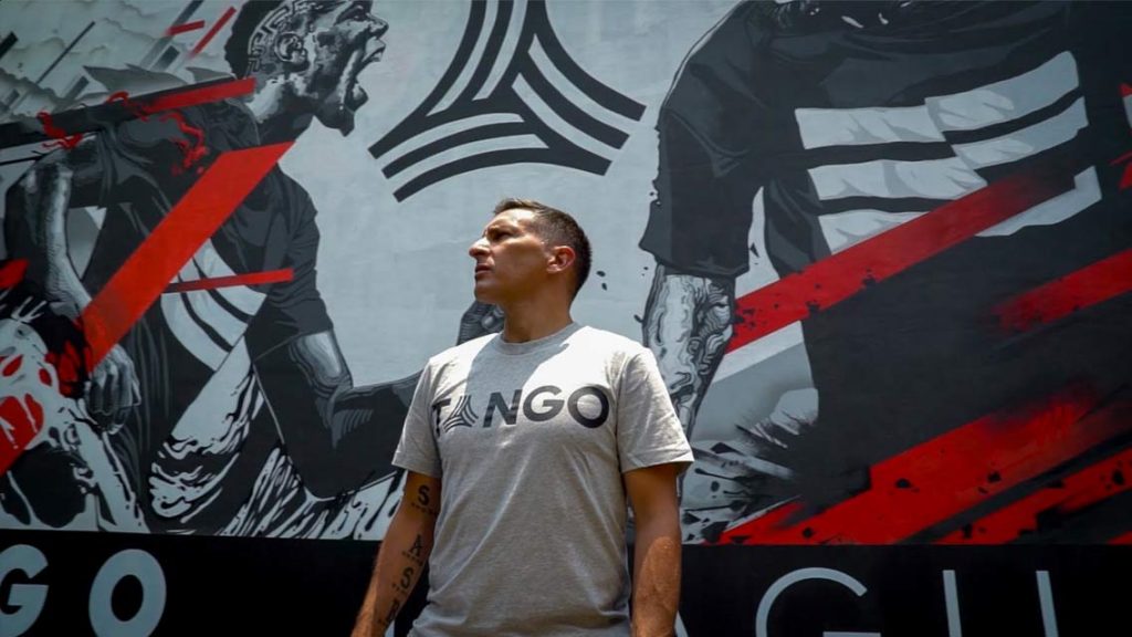 Imagen de jugador de Futbol en cancha de Tango Court