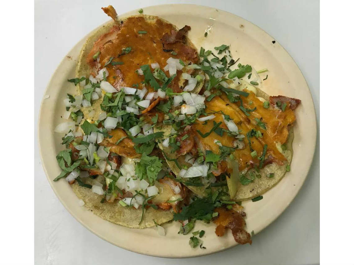tacos-gratis-con-salsa-y-verdura