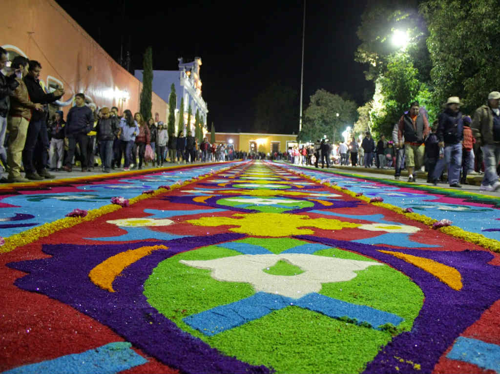Feria de Huamantla alfombra de aserrín