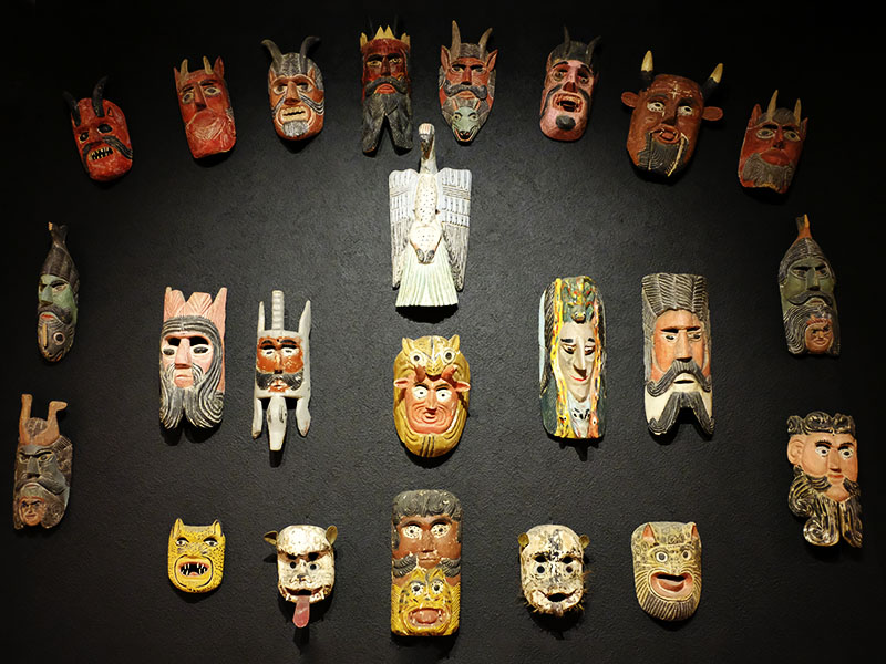 Máscaras de arte popular en Museo Dolores Olmedo