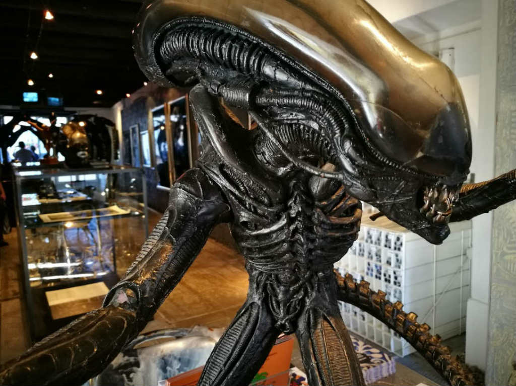 Solo con la noche: escultura del Alien