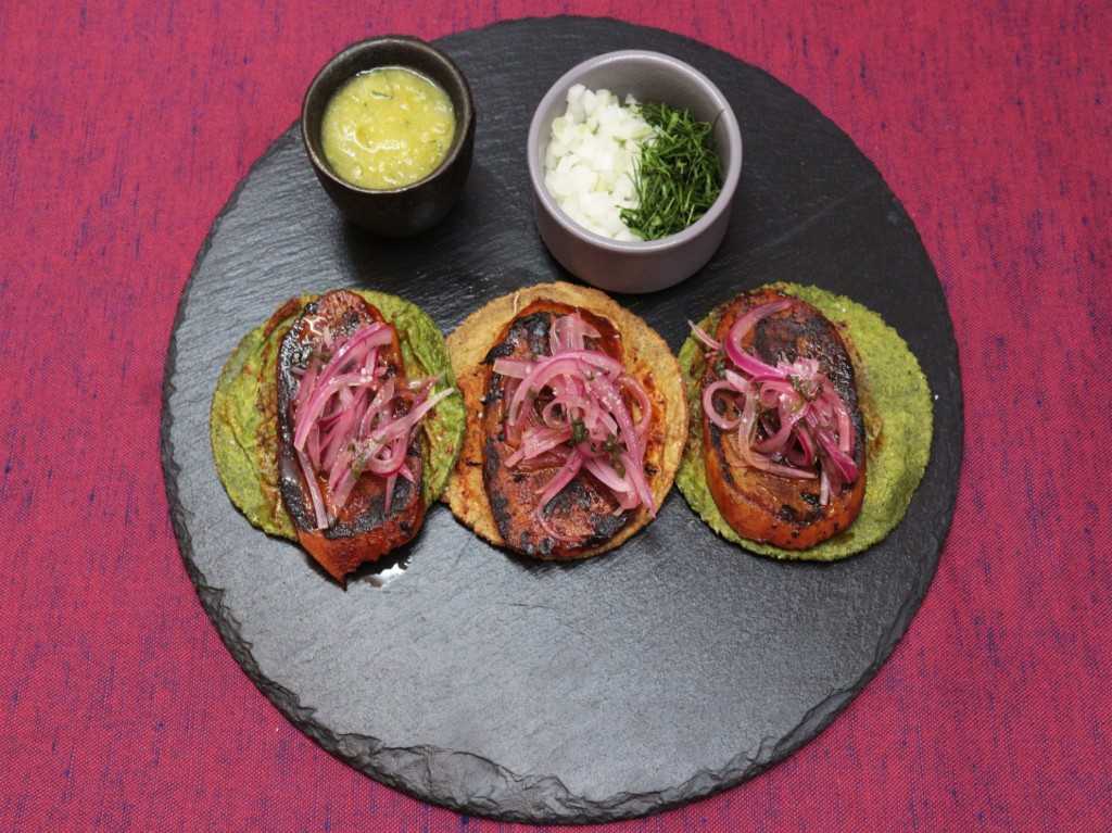 anonimo tacos con salsa y cebolla con cilantro