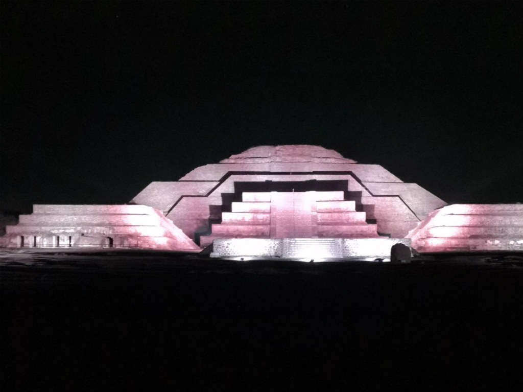 Teotihuacán pirámides iluminadas