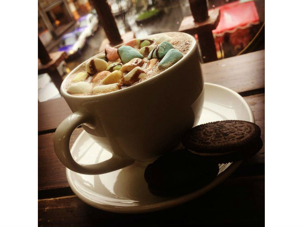 Café Meret chocolate con bombones