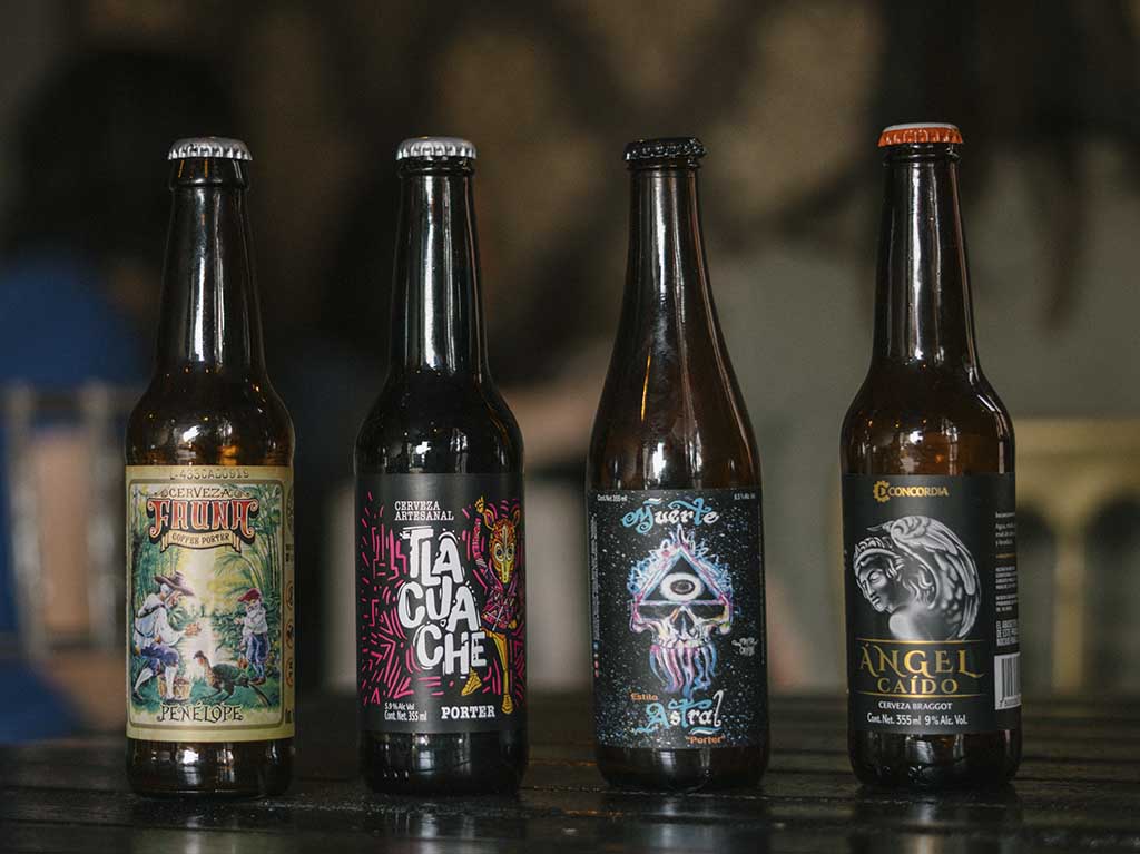 Cervezas en Lovecraft Café