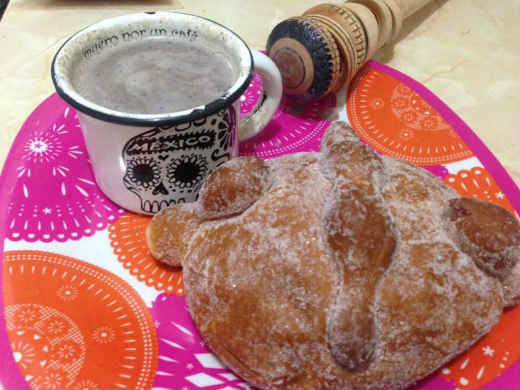 Festival de chocolate y pan de muerto con café