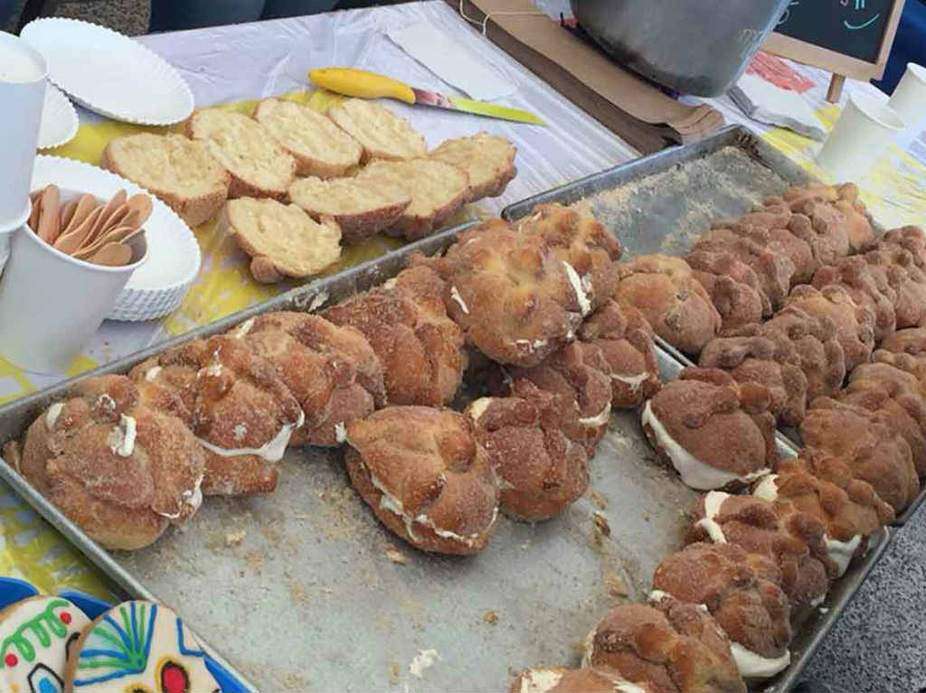 Festival de chocolate y pan de muerto relleno de crema