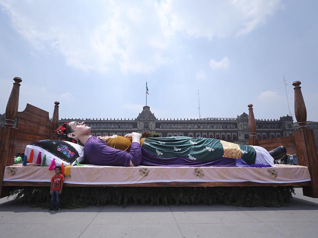 “Los colores de Frida” la exposición floral que invade el zócalo de CDMX