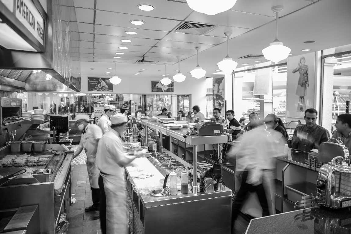 johnny rockets interior restaurante