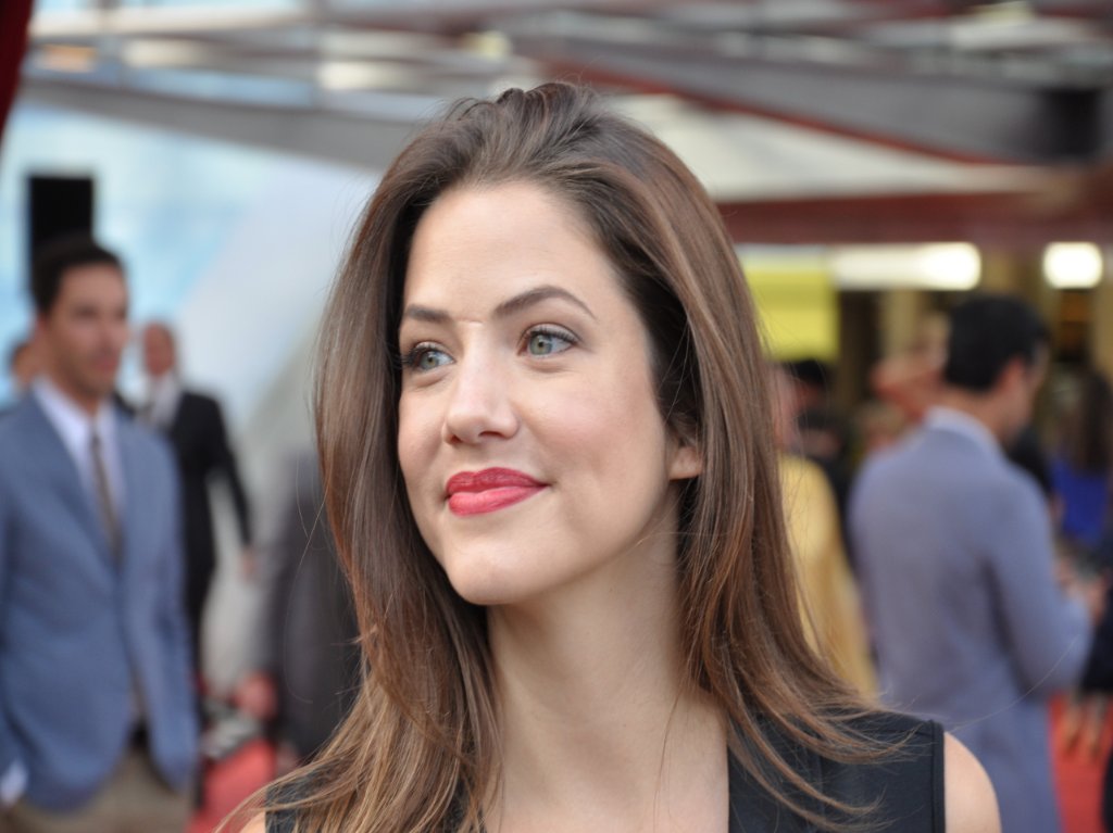 julie-gonzalo-sera-acrata-en-serie-supergirl