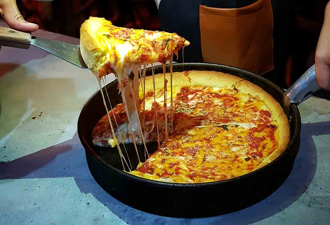 La famosa deep dish pizza estilo Chicago a $100 en Homeslice