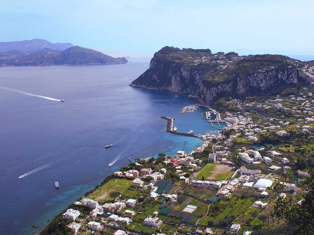 playa italia capri isla mar