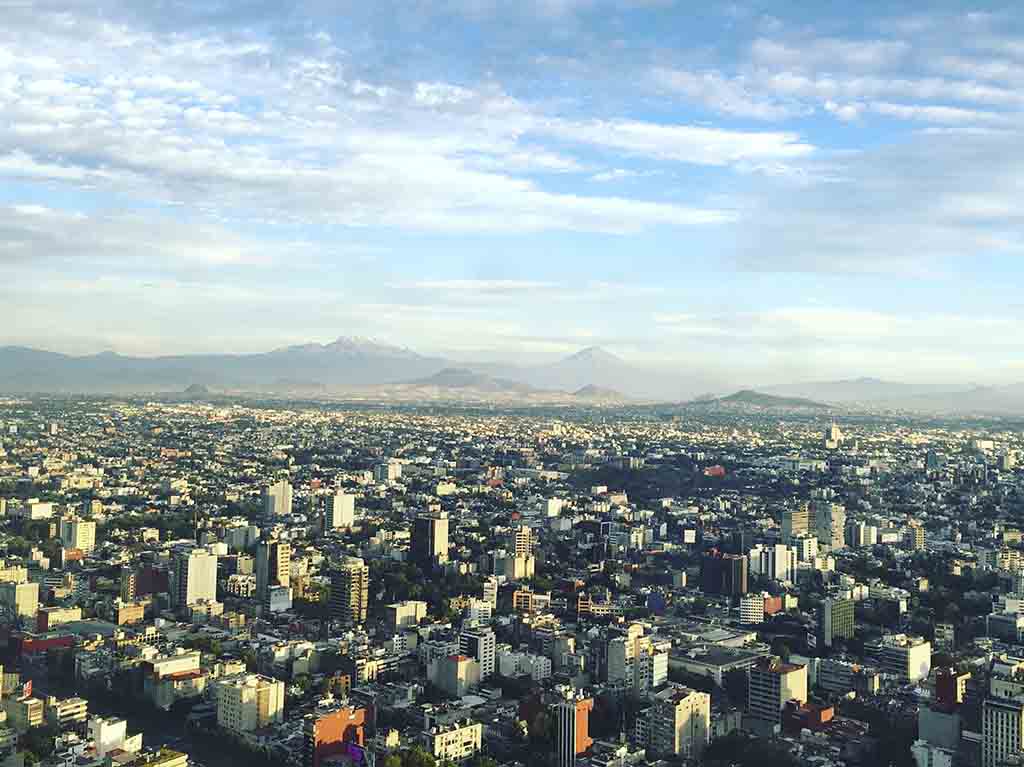 CDMX permanece en semáforo rojo: hay baja de hospitalizaciones