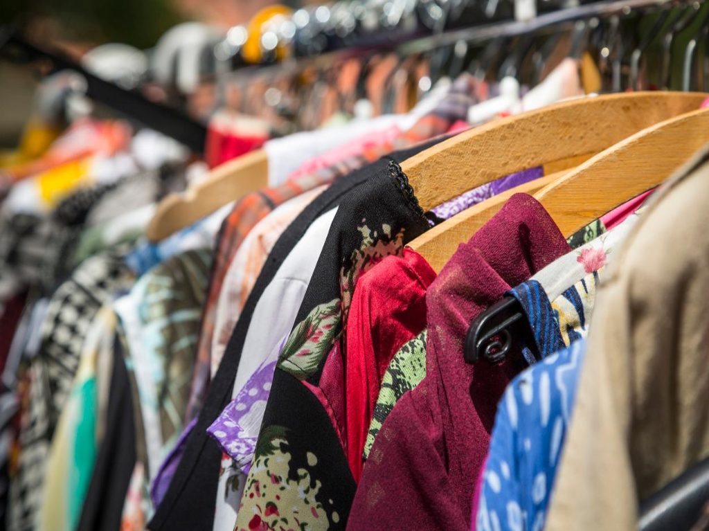 Bazar de segunda mano con ropa para todos en Coyoacán | Ir