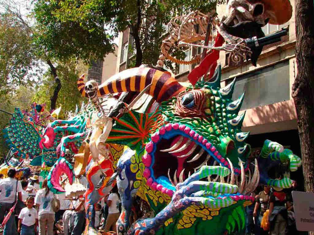 Desfile de Alebrijes Monumentales día de muertos