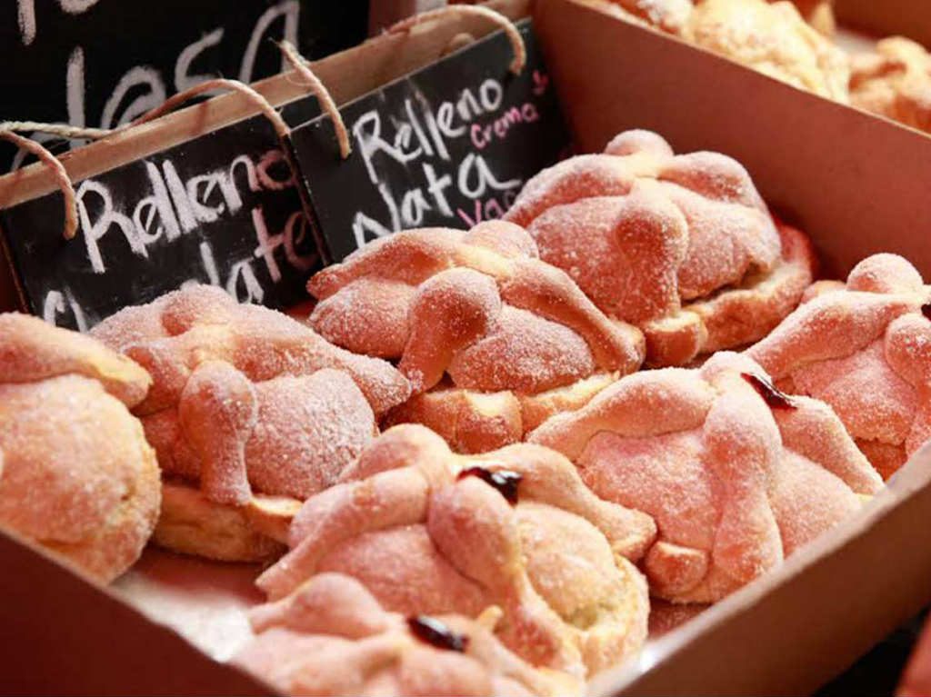 Festival del Pan de Muerto relleno de nata