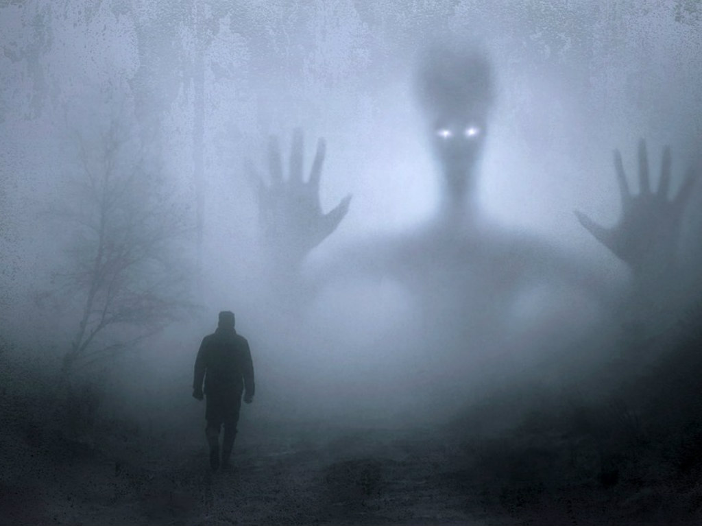 Ghoulish Fest fantasmas en la noche
