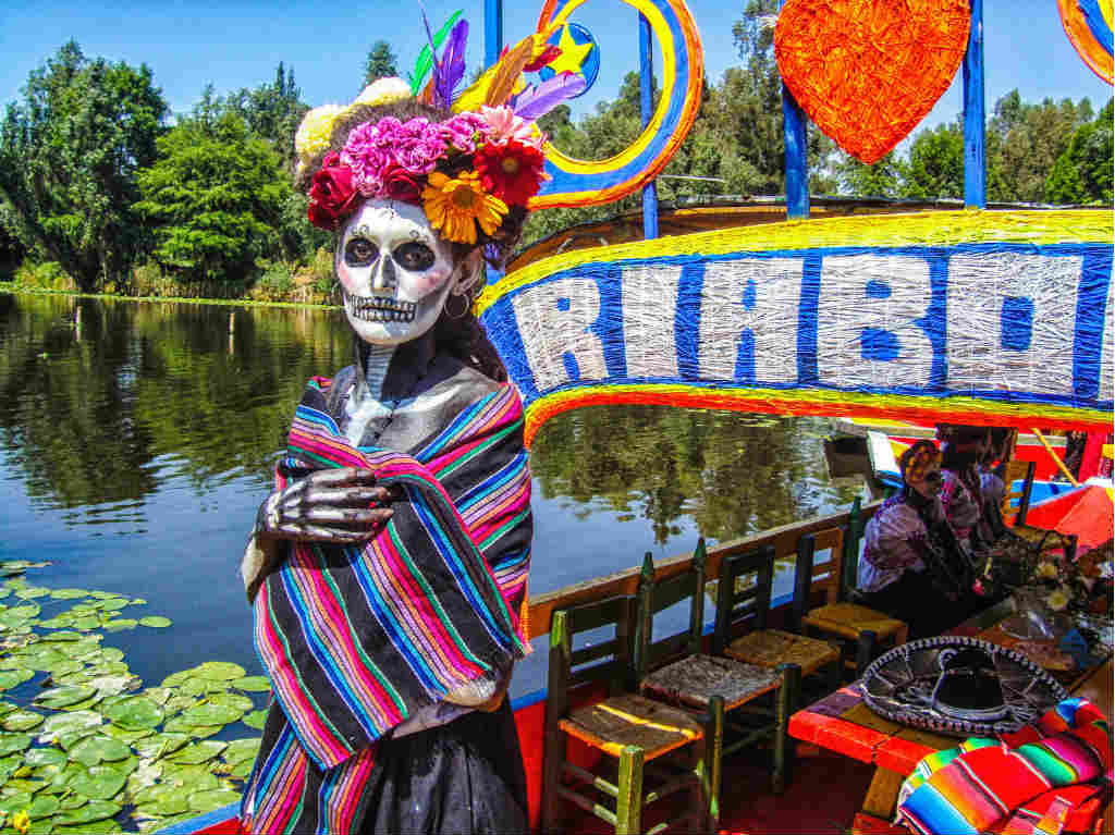 La Catrina en Trajinera con flores