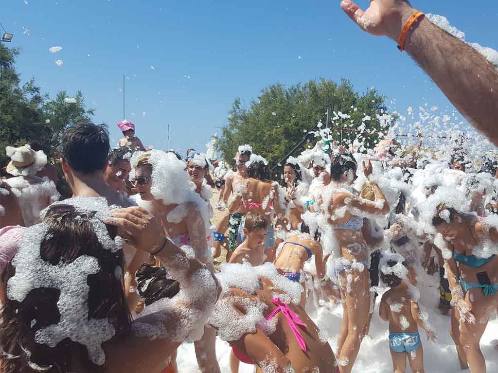 Fiesta de espuma con drinks, música y luces neón