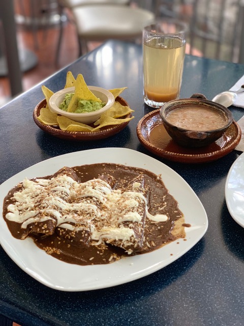 Enchiladas de mole poblano de la cafetería del Museo Dolores Olmedo.