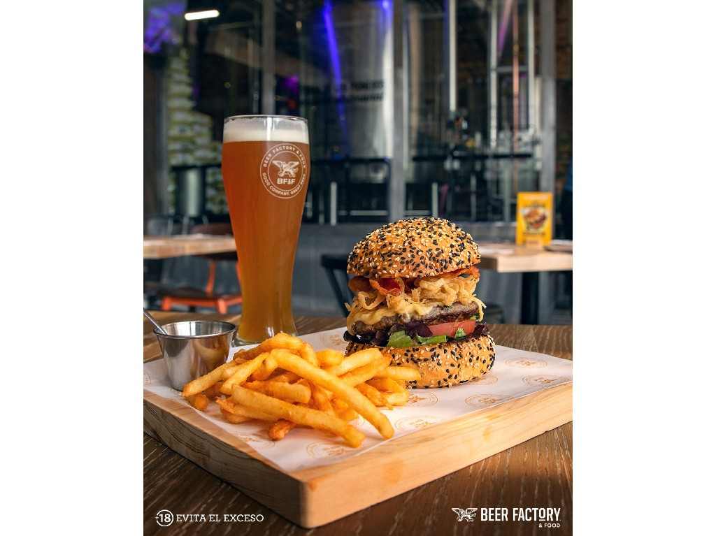 beer factory hamburguesa con papas