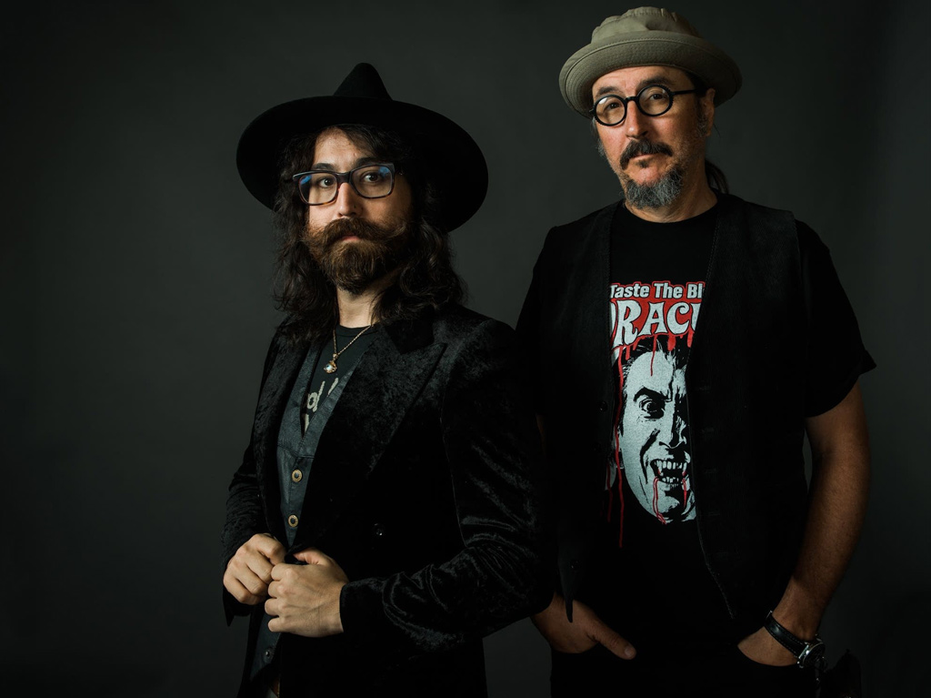 Claypool Lennon con sombreros