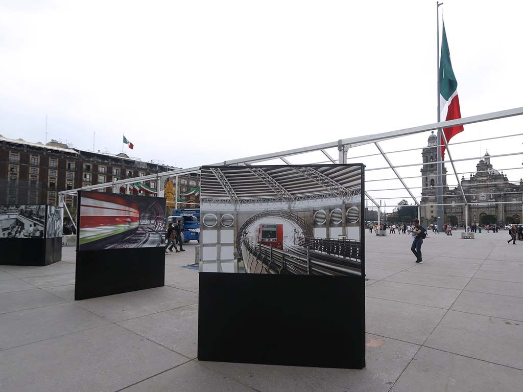 Zócalo exposición del Metro 50 aniversario