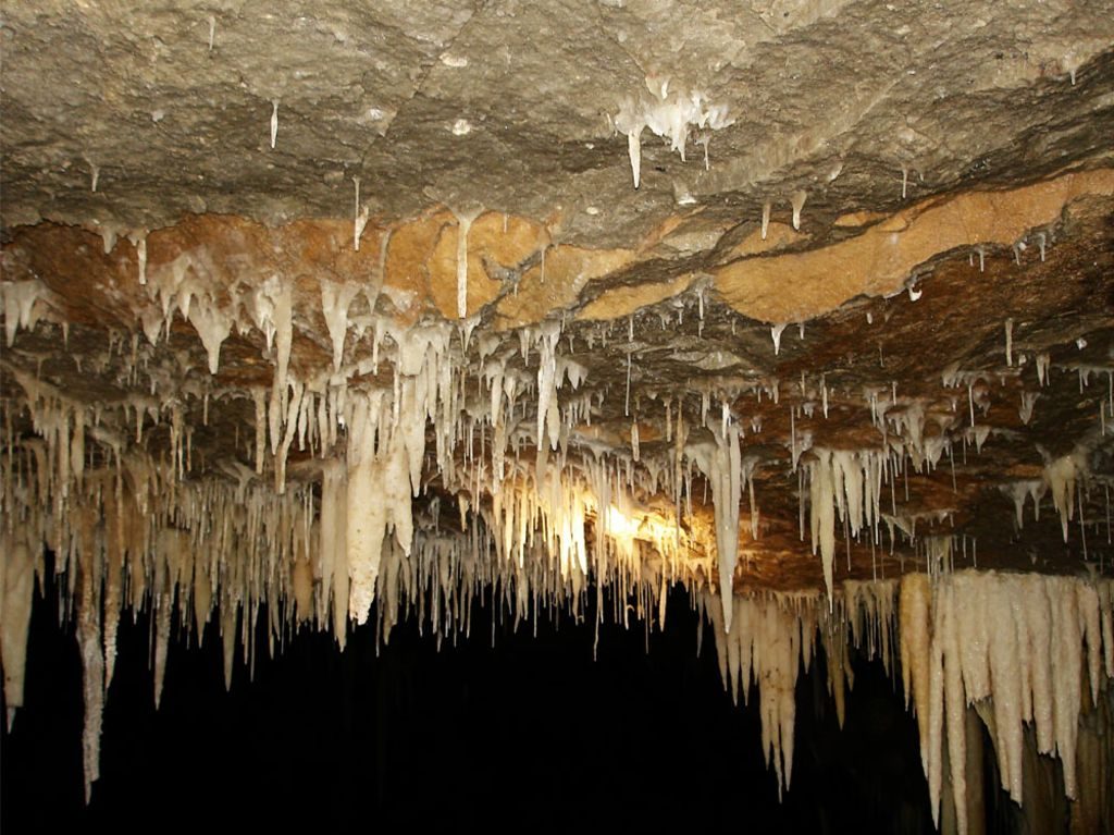 Explora en Puebla las grutas de Karmidas