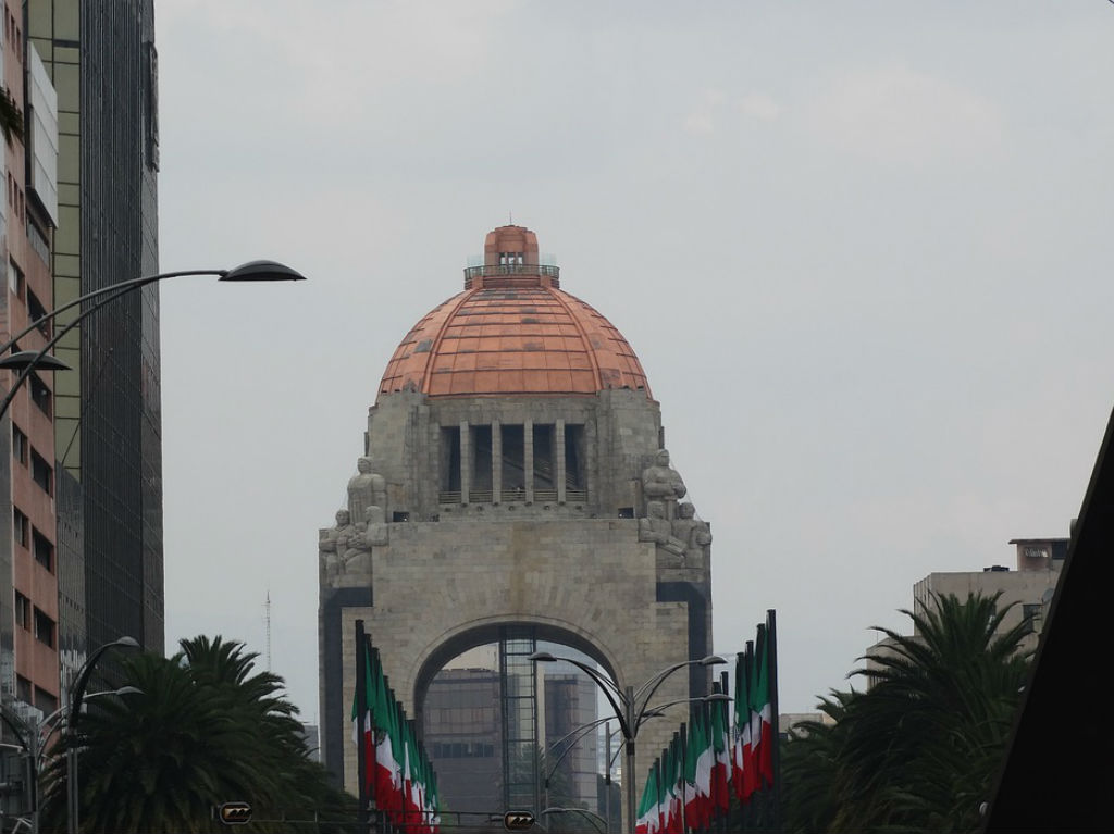 mes patrio en CDMX monumento banderas