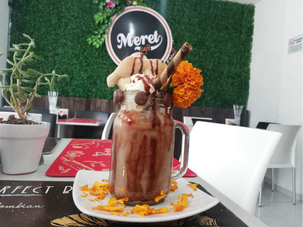 Pan de Muerto con helado Café Meret