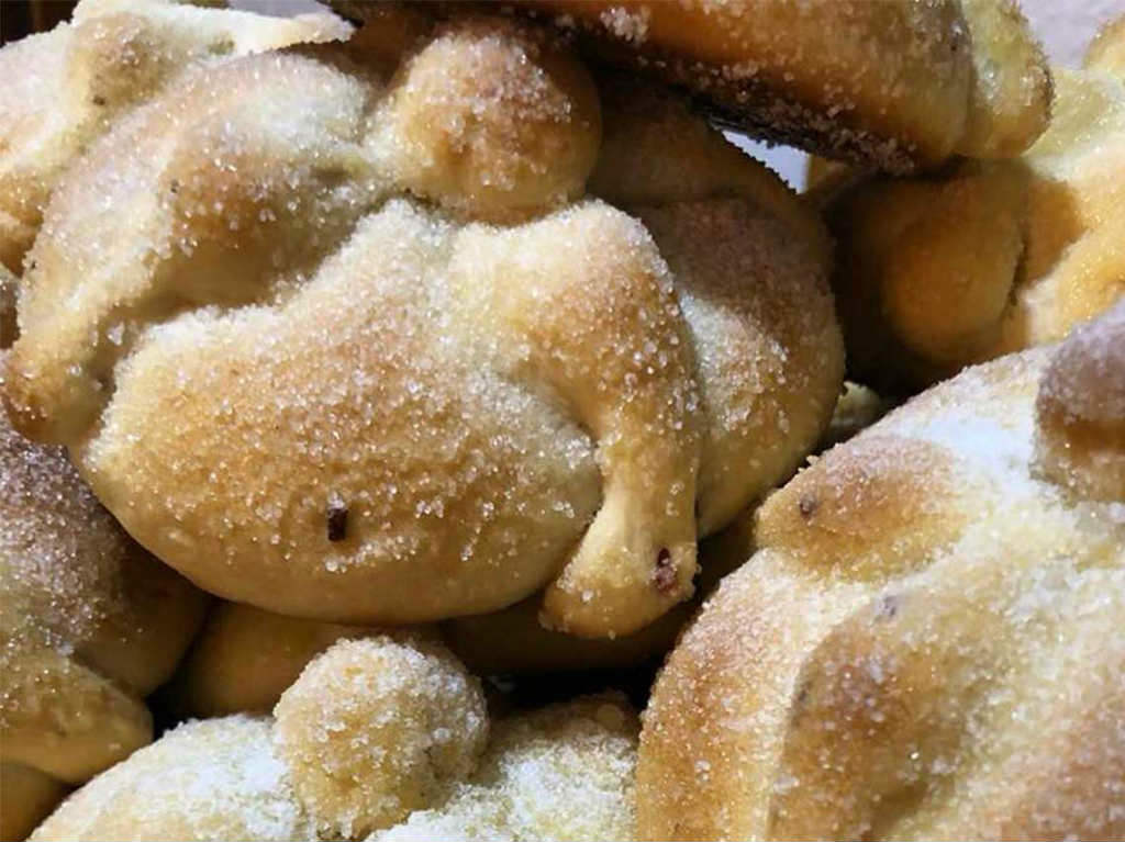 Pan de Muerto con helado en la ciudad